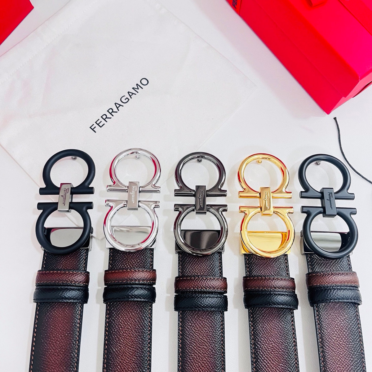 Ferragamo Gancini Reversible 35 mm, buckle close-up