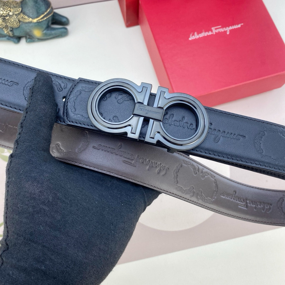 Ferragamo Sculpted Pin Buckle 38 mm, alternate strap face