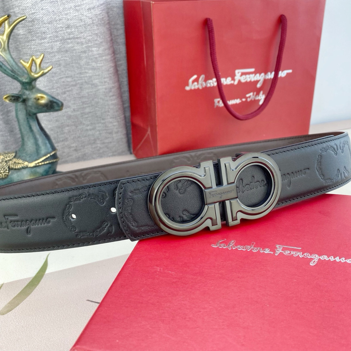 Ferragamo Sculpted Pin Buckle 38 mm, buckle close-up