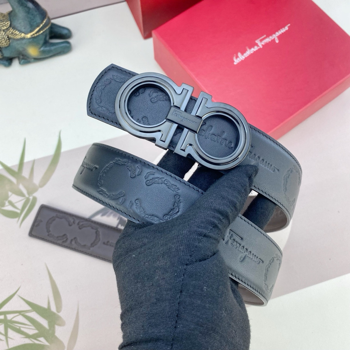 Ferragamo Sculpted Pin Buckle 38 mm, buckle attachment view