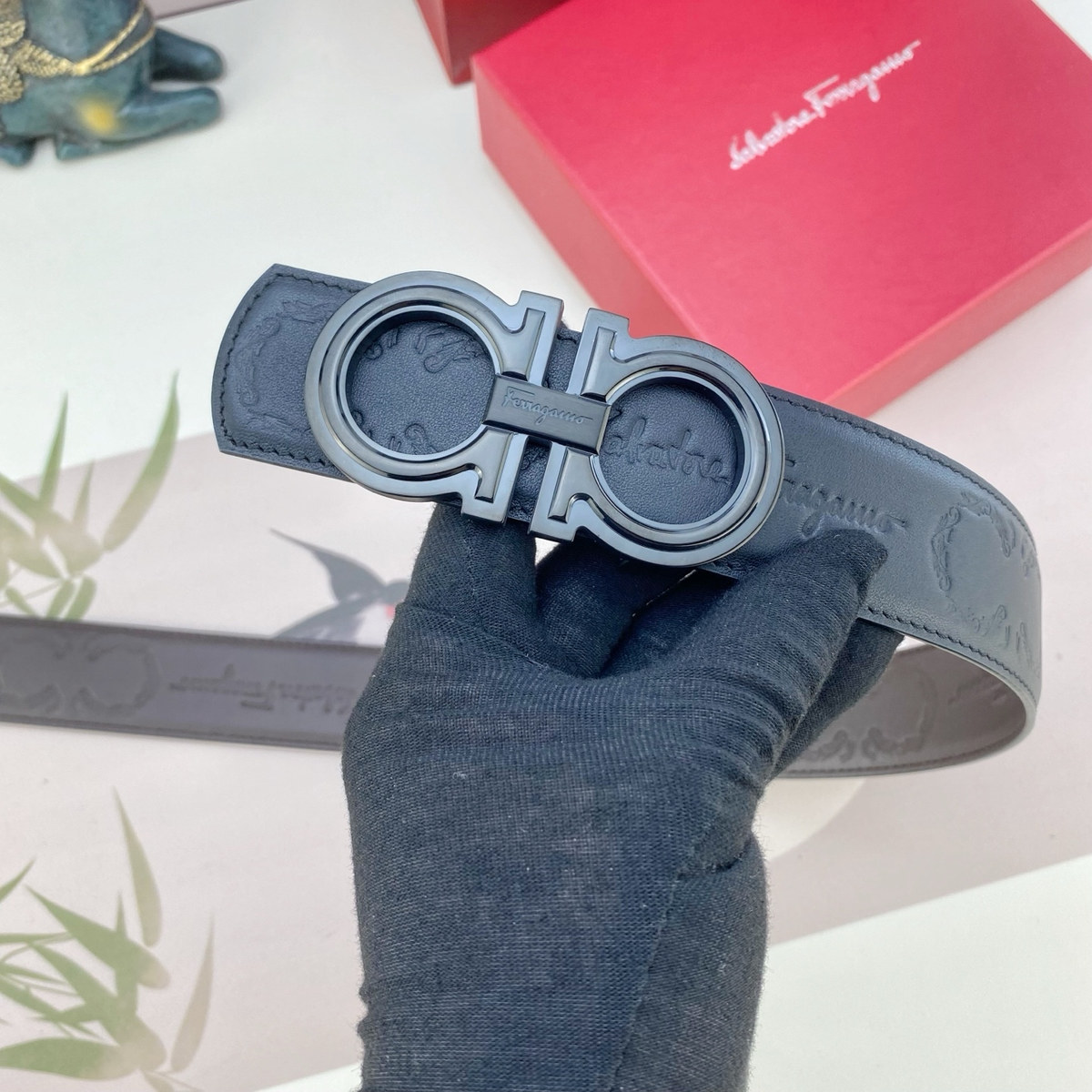 Ferragamo Sculpted Pin Buckle 38 mm, strap and edge detail