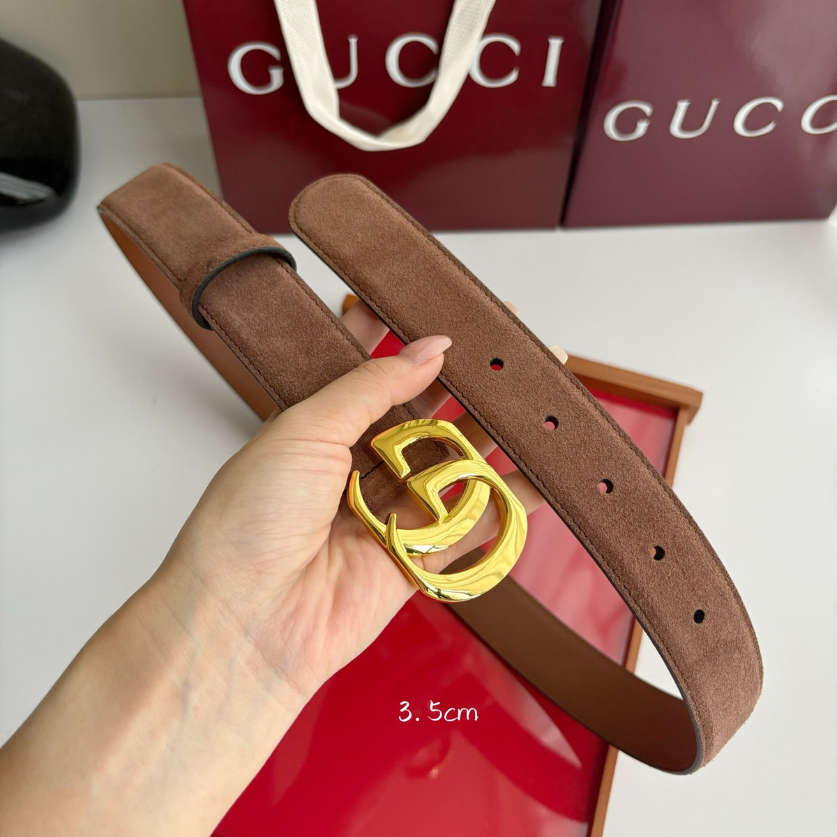Gucci Suede Double G 35 mm, buckle close-up