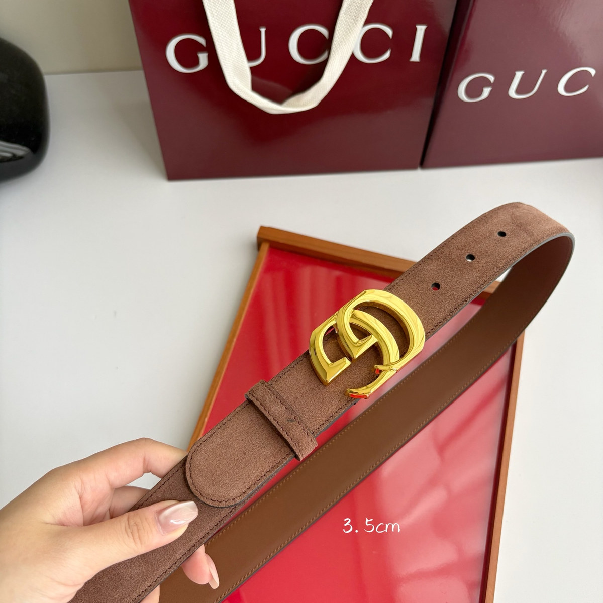 Gucci Suede Double G 35 mm, strap and edge detail