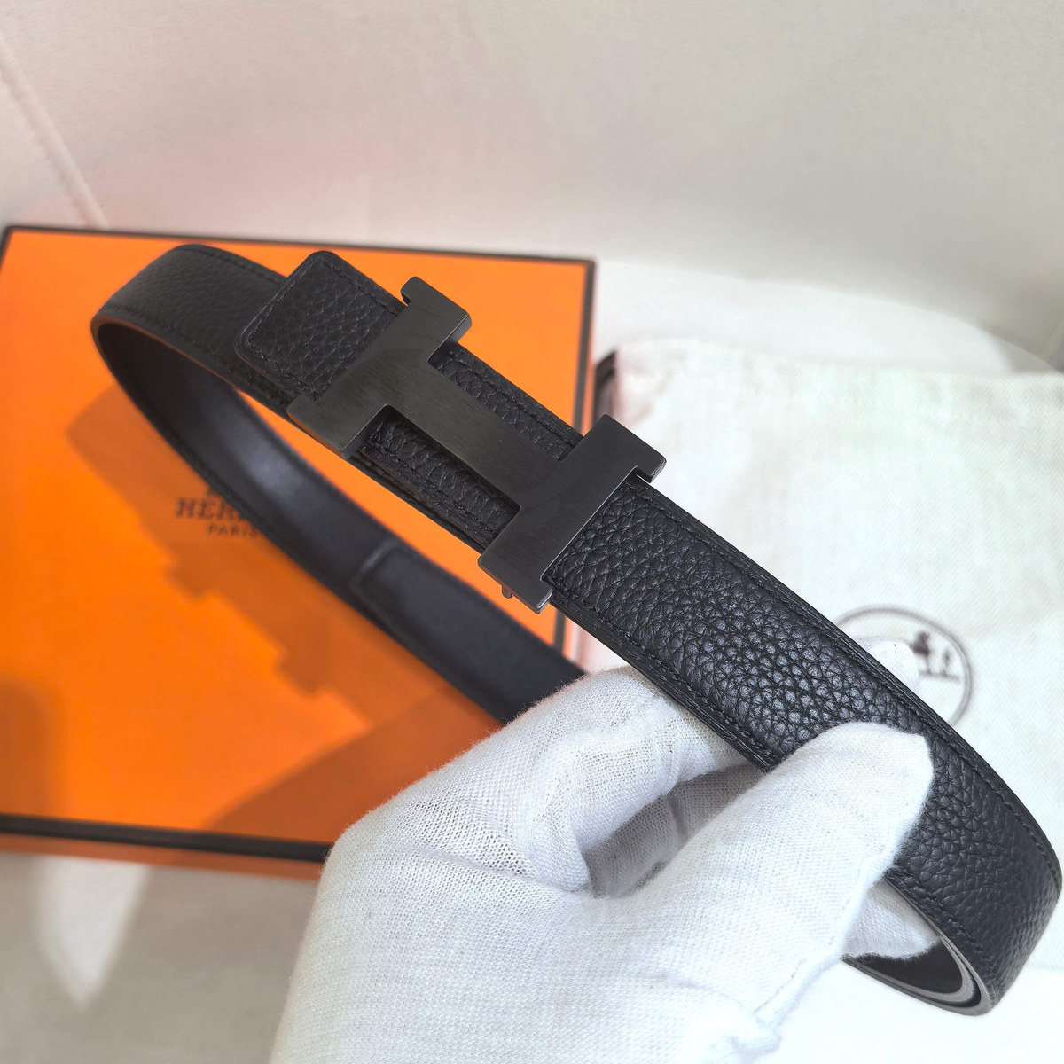 Hermès H Buckle Reversible 24 mm, buckle attachment view