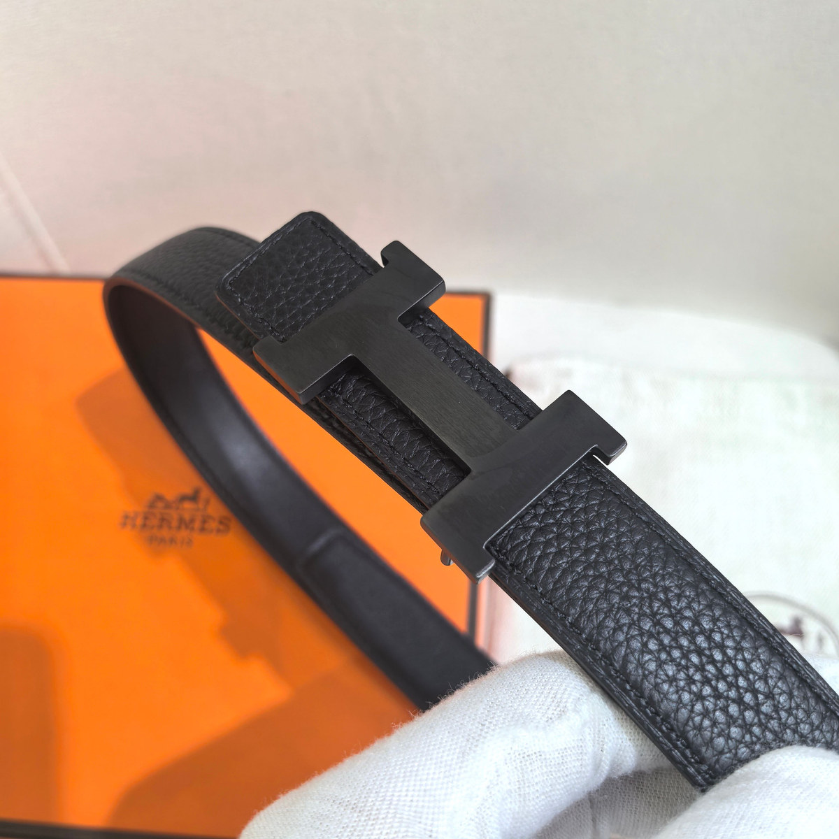 Hermès H Buckle Reversible 24 mm, strap and edge detail