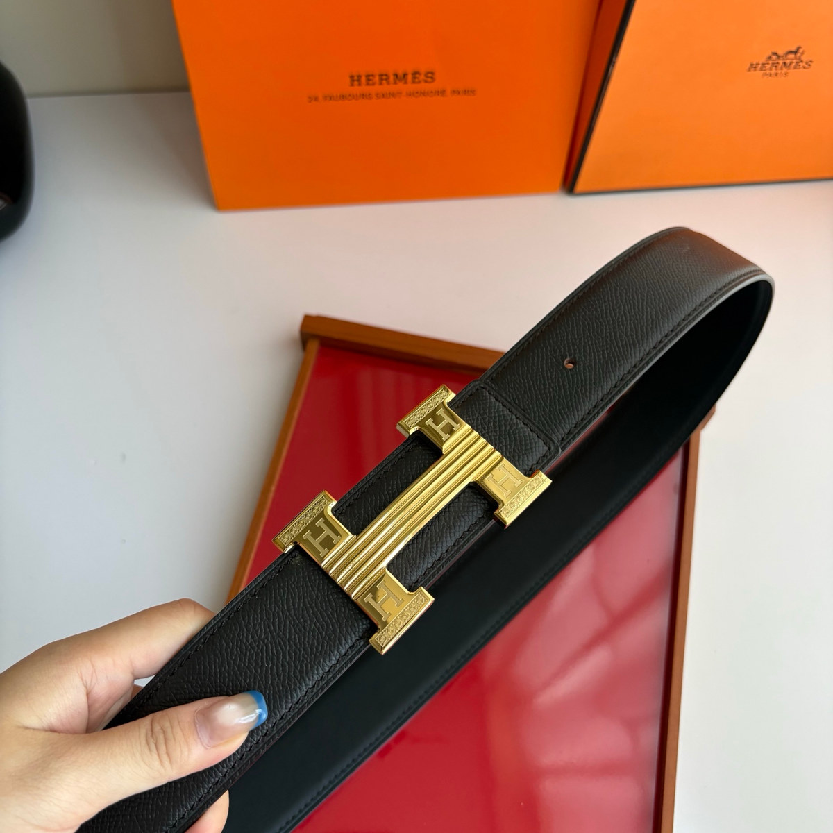 Hermès H Buckle Reversible 38 mm, strap and edge detail