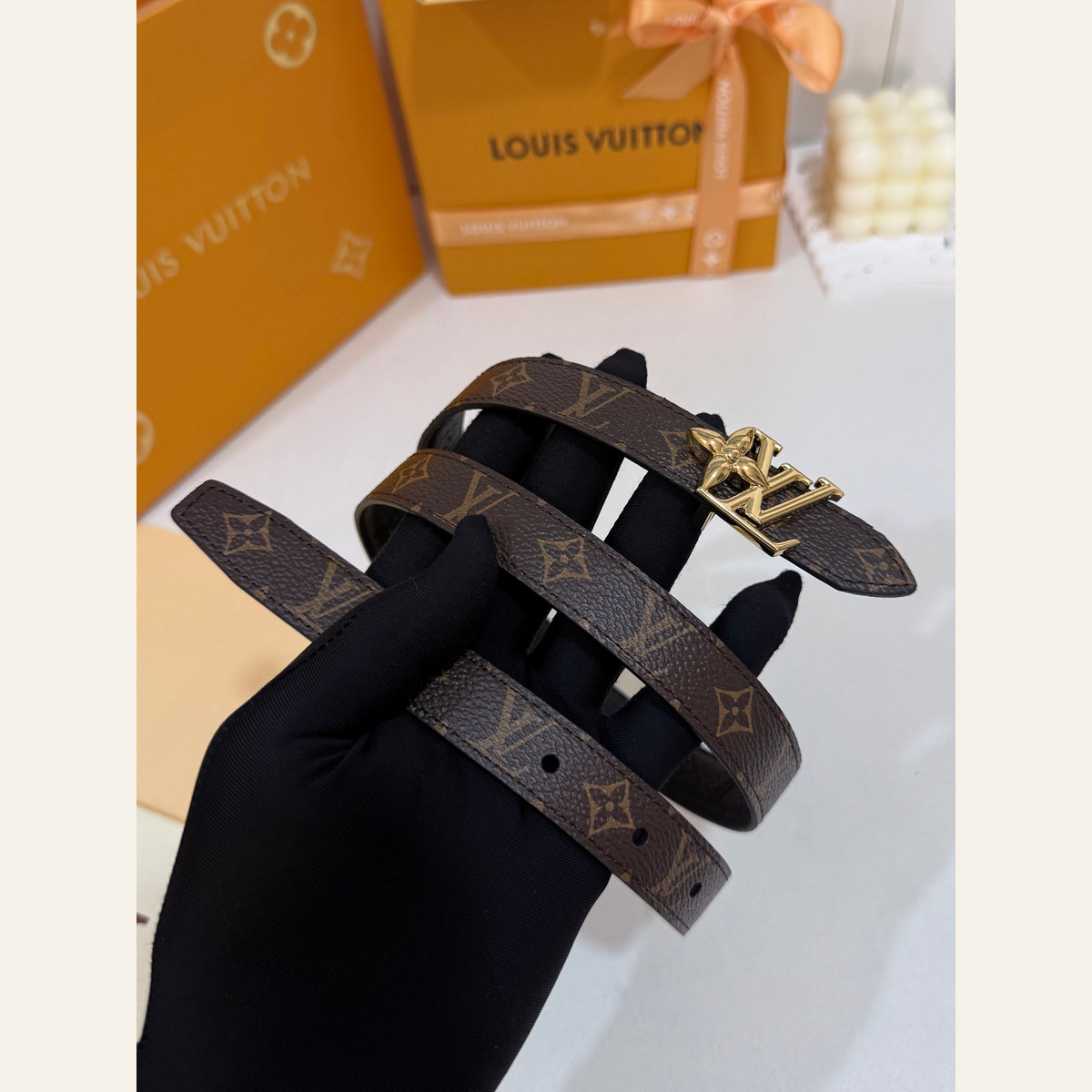 Louis Vuitton Floral Buckle 20 mm, overall belt view