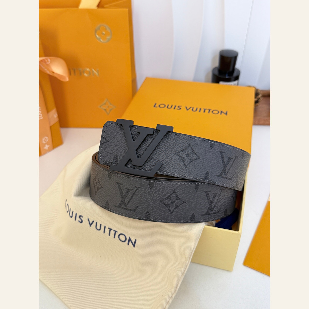 Louis Vuitton Initiales Reversible 40 mm, overall belt view
