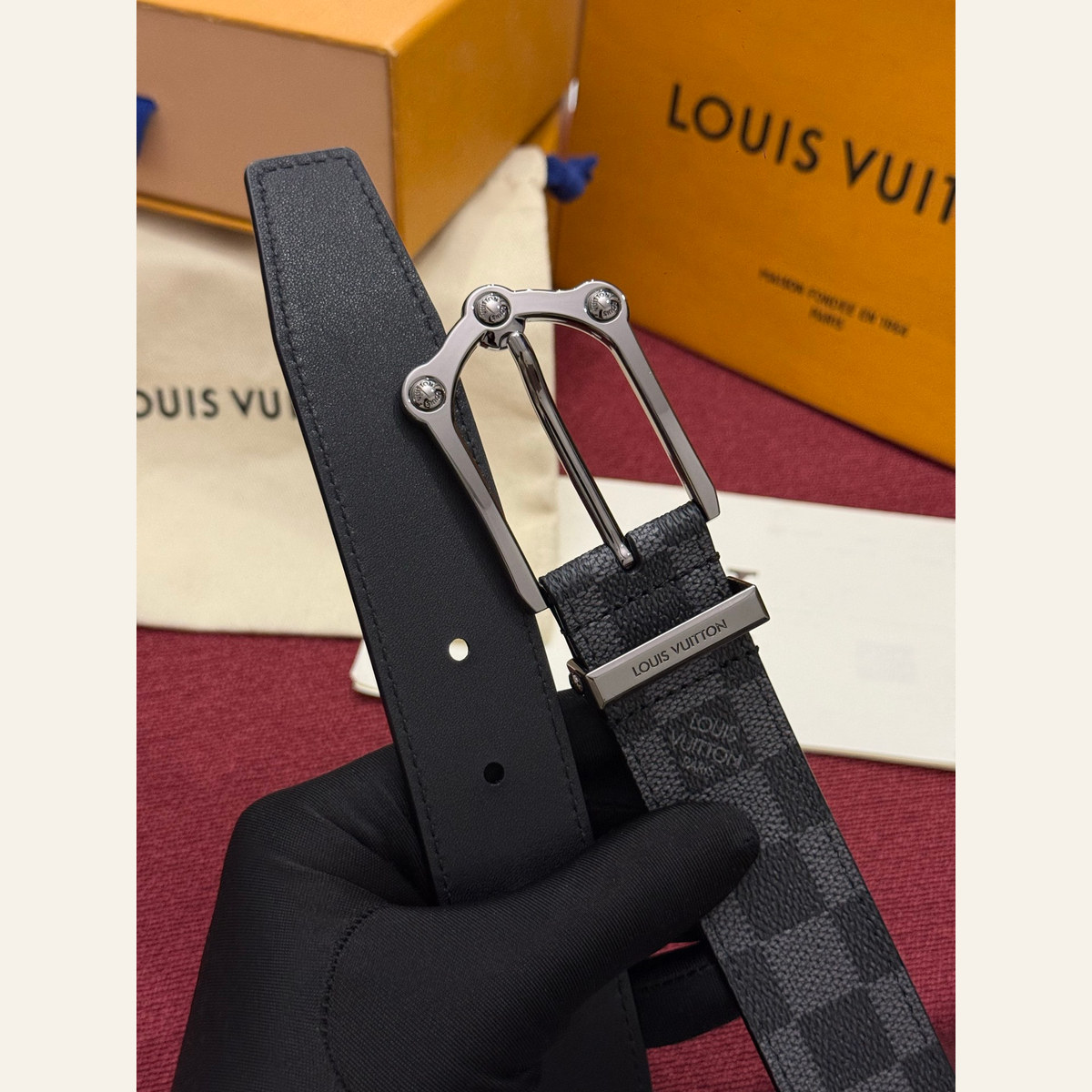 Louis Vuitton Slender Reversible 35 mm, buckle close-up