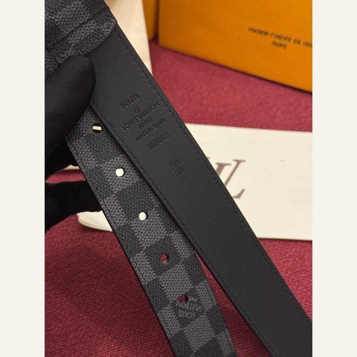 Louis Vuitton Slender Reversible 35 mm, buckle attachment view