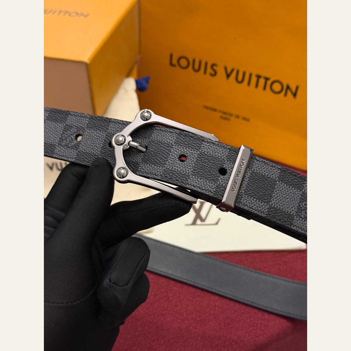 Louis Vuitton Slender Reversible 35 mm, strap and edge detail