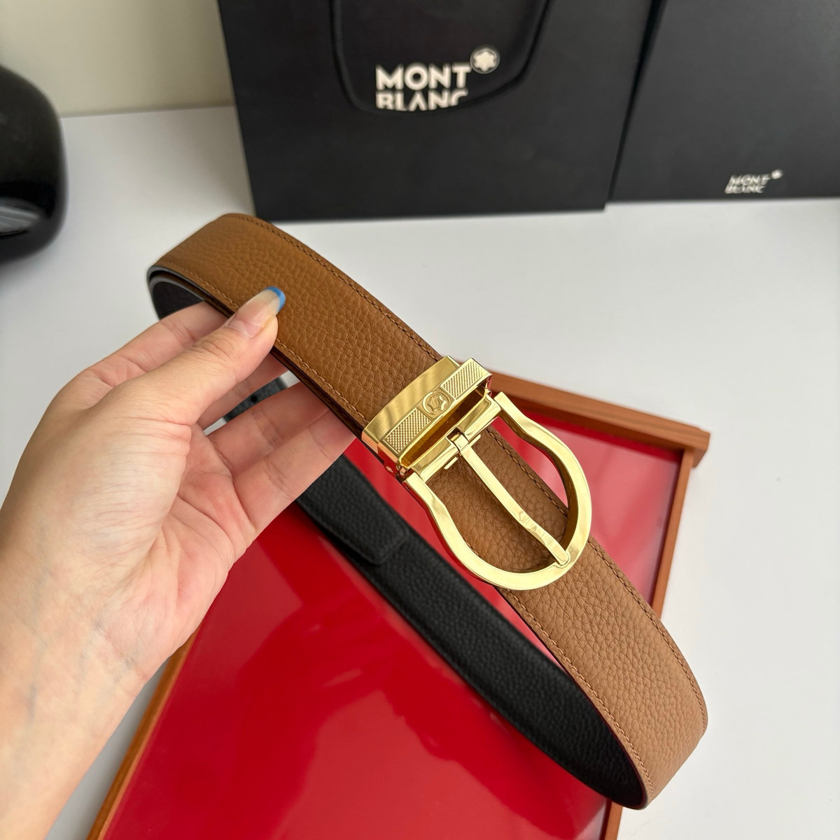 Montblanc Horseshoe Reversible 35 mm, buckle close-up