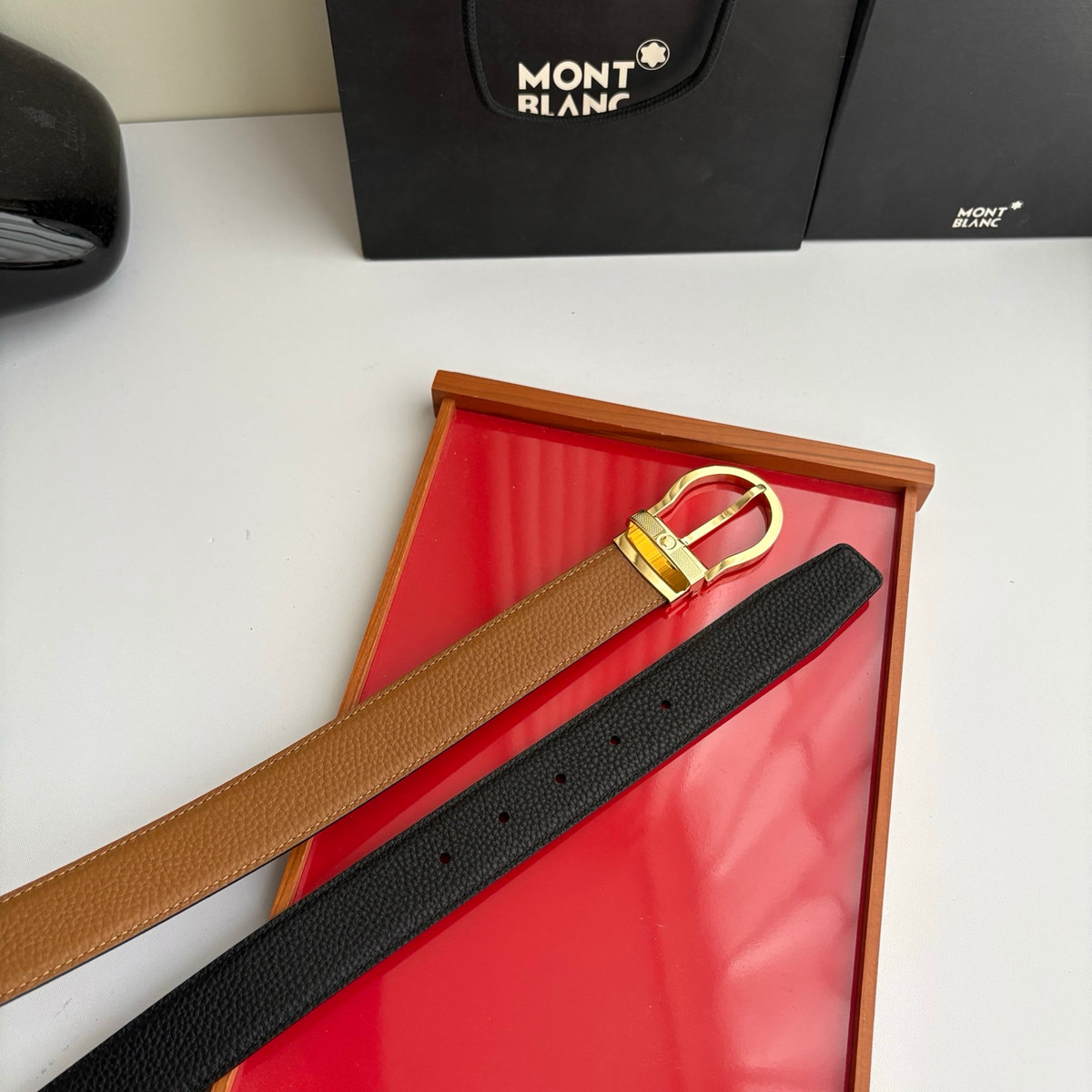 Montblanc Horseshoe Reversible 35 mm, buckle attachment view