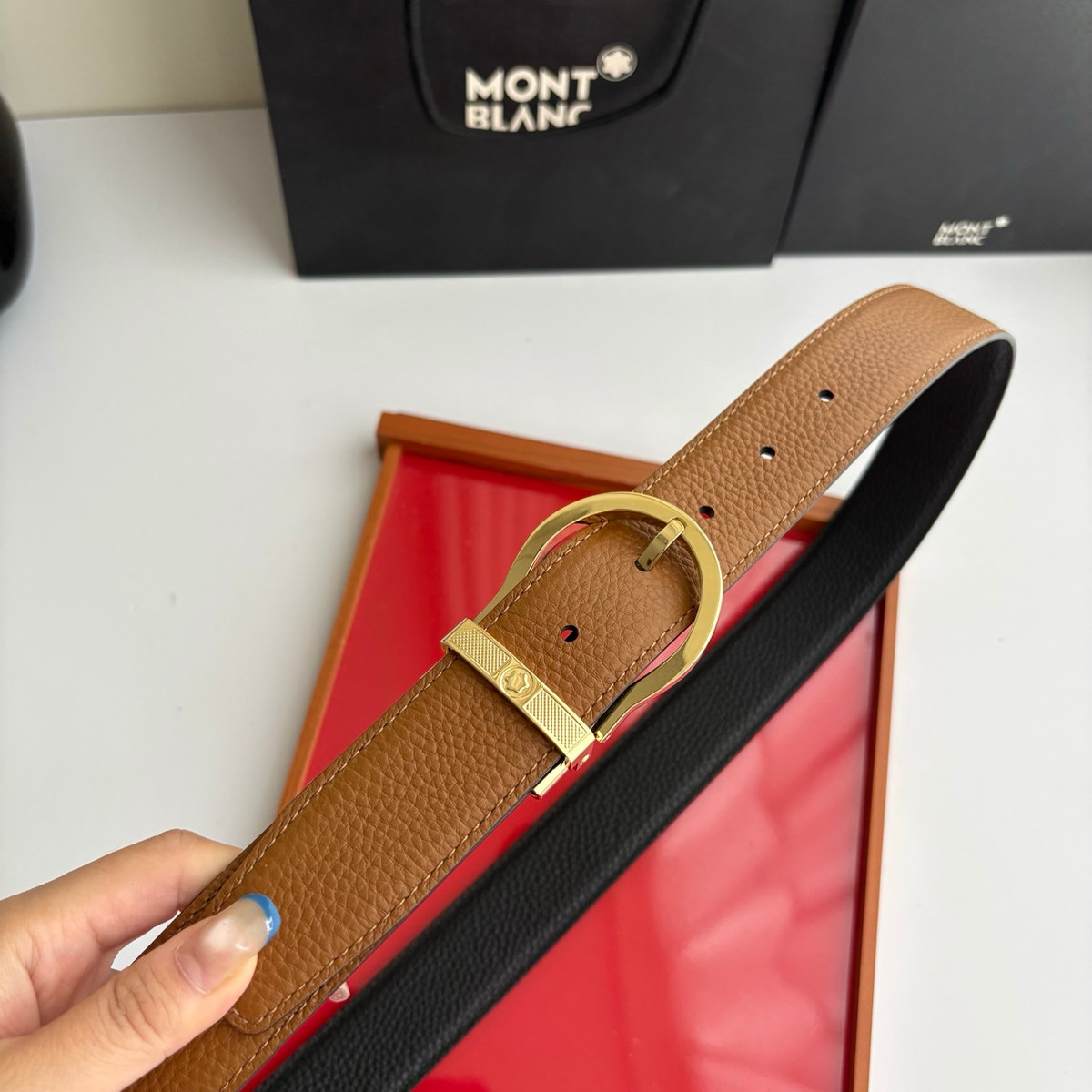 Montblanc Horseshoe Reversible 35 mm, strap and edge detail